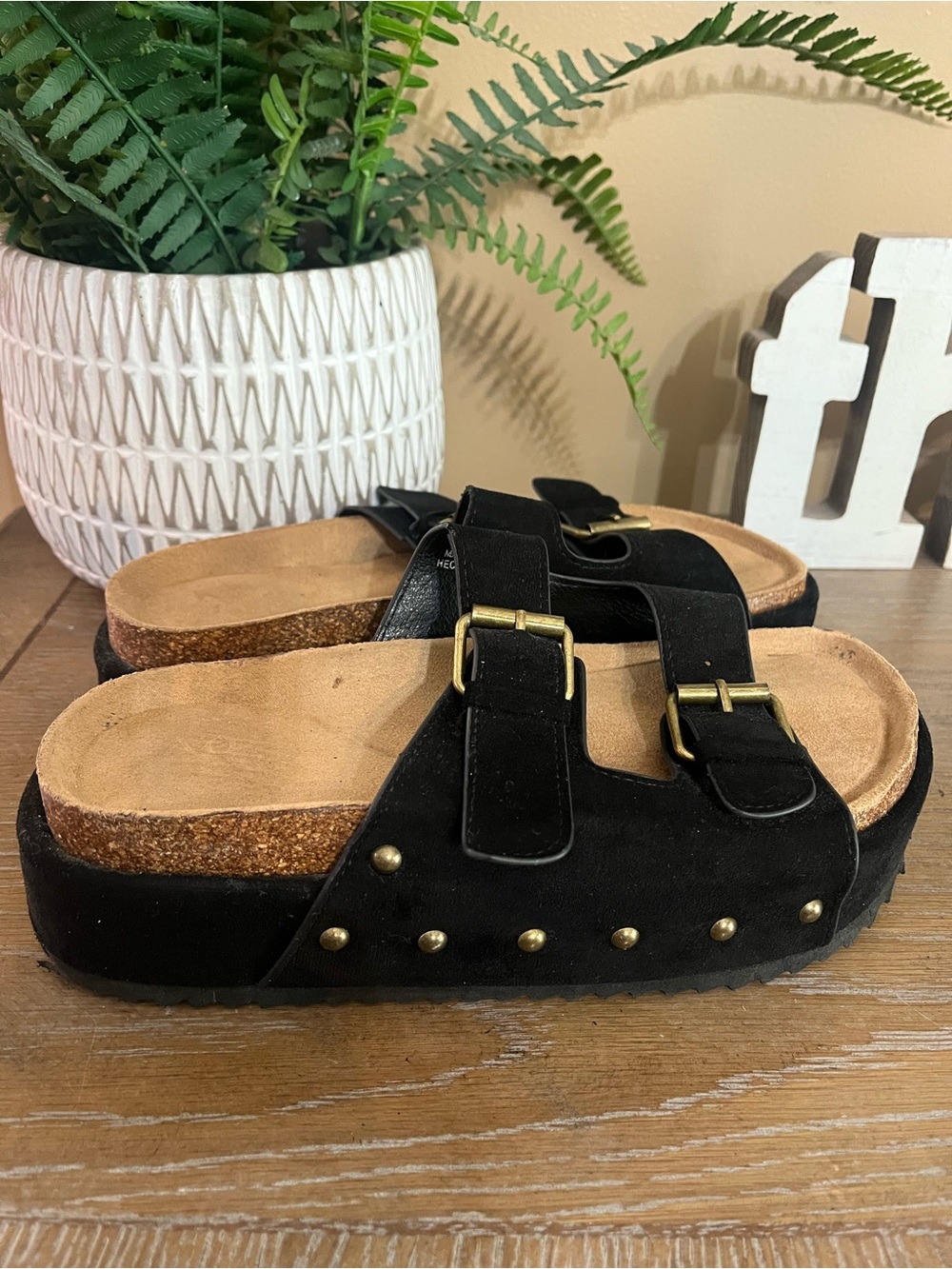Hey Girl by Corkys Womens Black Suede Studded Platform Sandals
Size 6 - Picture 4 of 11
